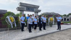 <b>铭记英烈 鲜花致英雄|记Z6官网集团太原项目部祭扫军烈活动</b>